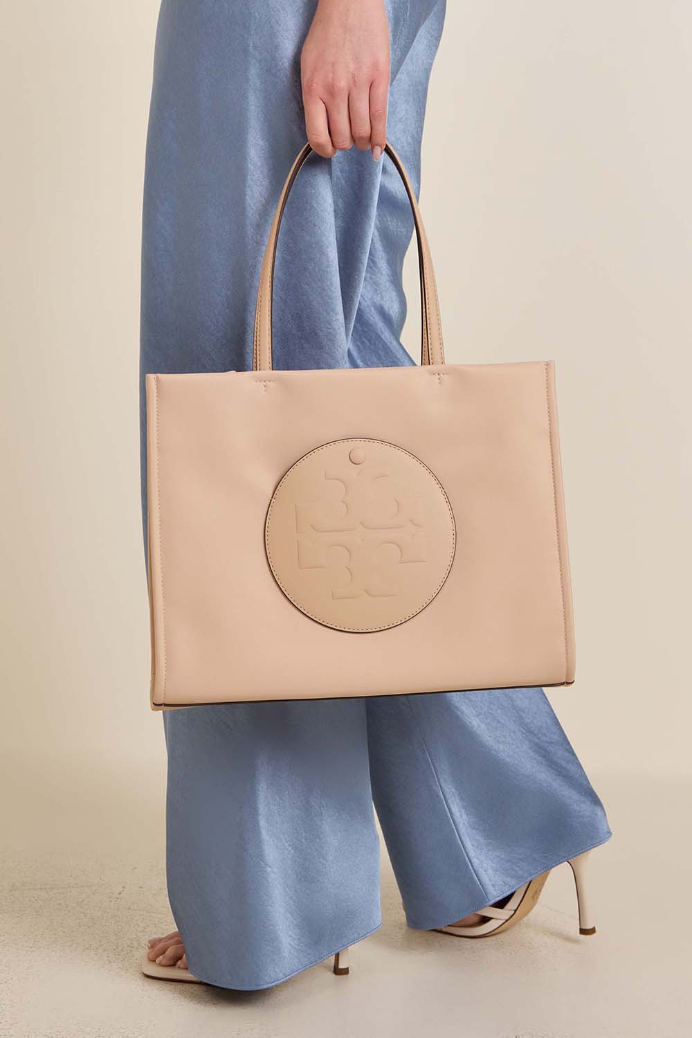 תמונת כל הלוק של תיק כתף